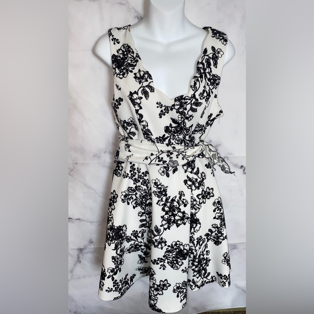 Trixxi Clothing Company Retro Versatile Floral Midi XL. Free matching scarf.